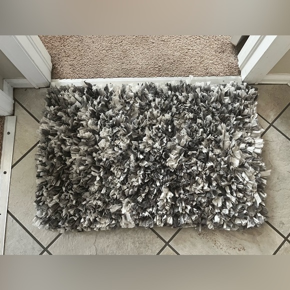 Gray and white Rug - Picture 9 of 9